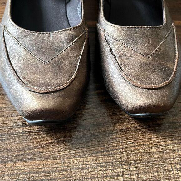 Josef Seibel Leather Bronze Metallic Mary Jane Shoe with 1.5" Heel Size 40/8.5 - Picture 5 of 15